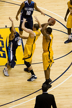 Jay Wright watches as Cam sets a nice screen for Butler